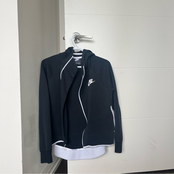 Nike Sportswear with Zipper and Hoodie - Picture 2 of 3